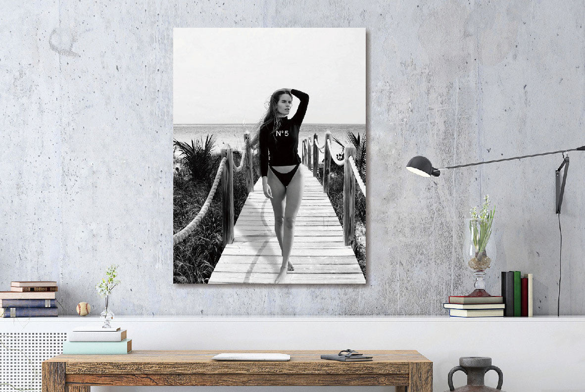 Glasbild mit Goldfolie 60x80cm Frau am Strand