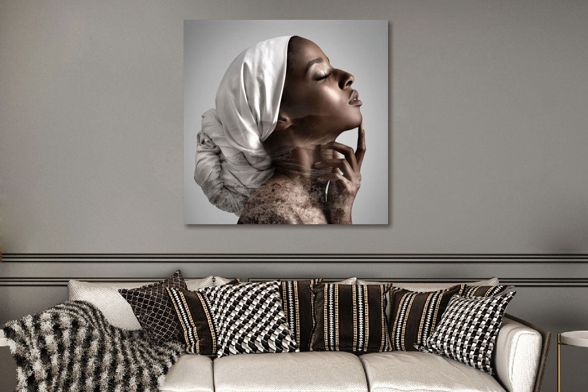 Glasbild 80x80cm Frau mit weißem Kopftuch