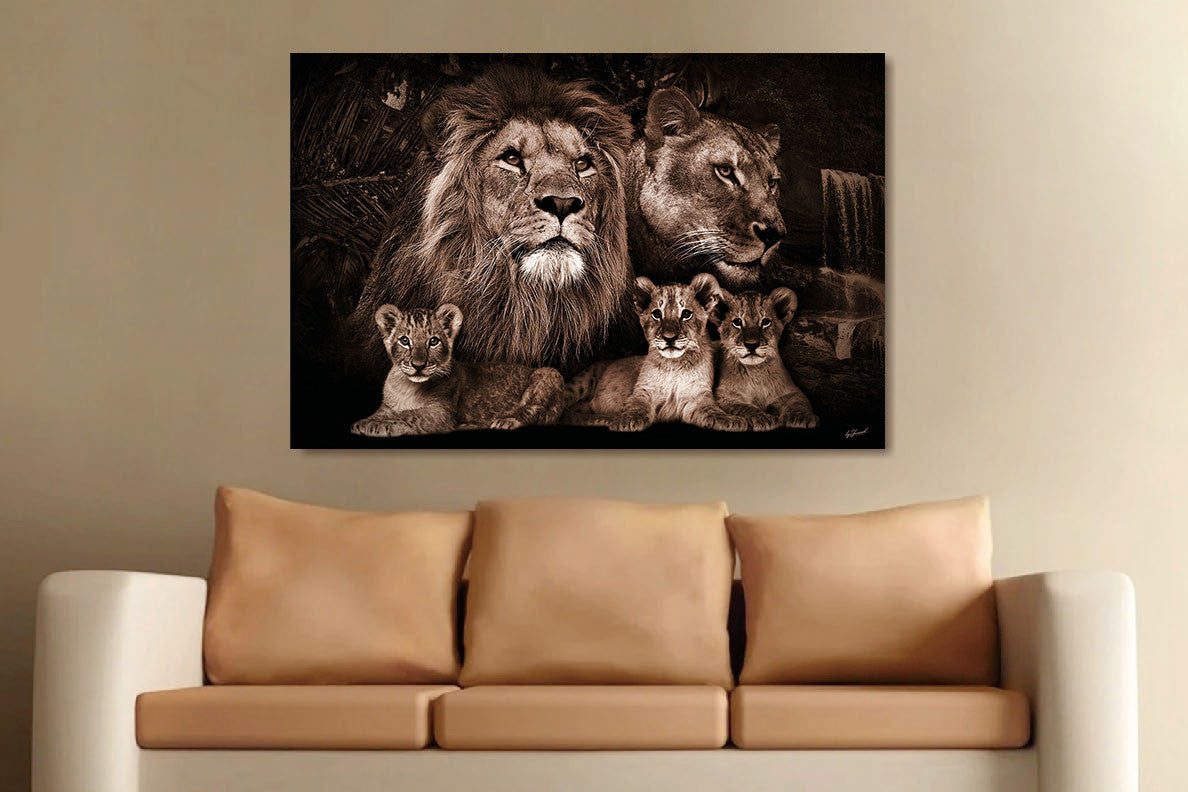 Glasbild «Löwenfamilie mit drei Löwenbabys» 120 × 80 cm (Art. GLAS080120BS-624) – Ansicht 2