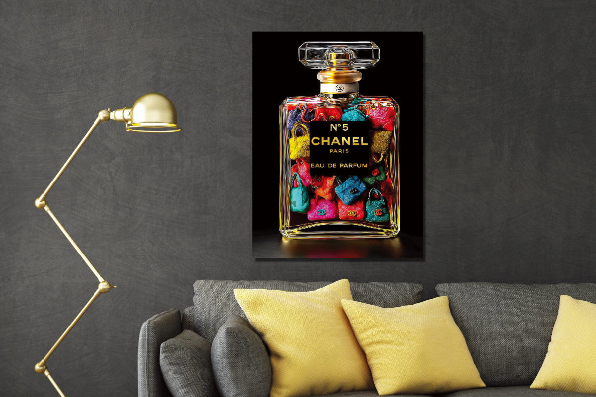 Glasbild «Parfümflasche mit Handtaschen 1» 60 × 80 cm – Goldfolie – Ansicht 2