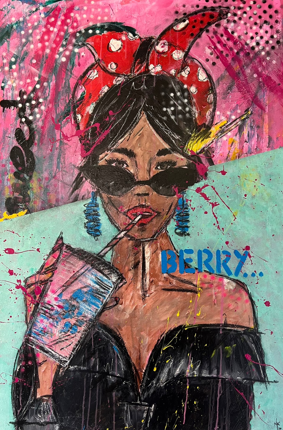 Berry, Originalbild von Noah Kaufmann: Frau mit gepunktetem Haarband, Sonnenbrille und Drink
