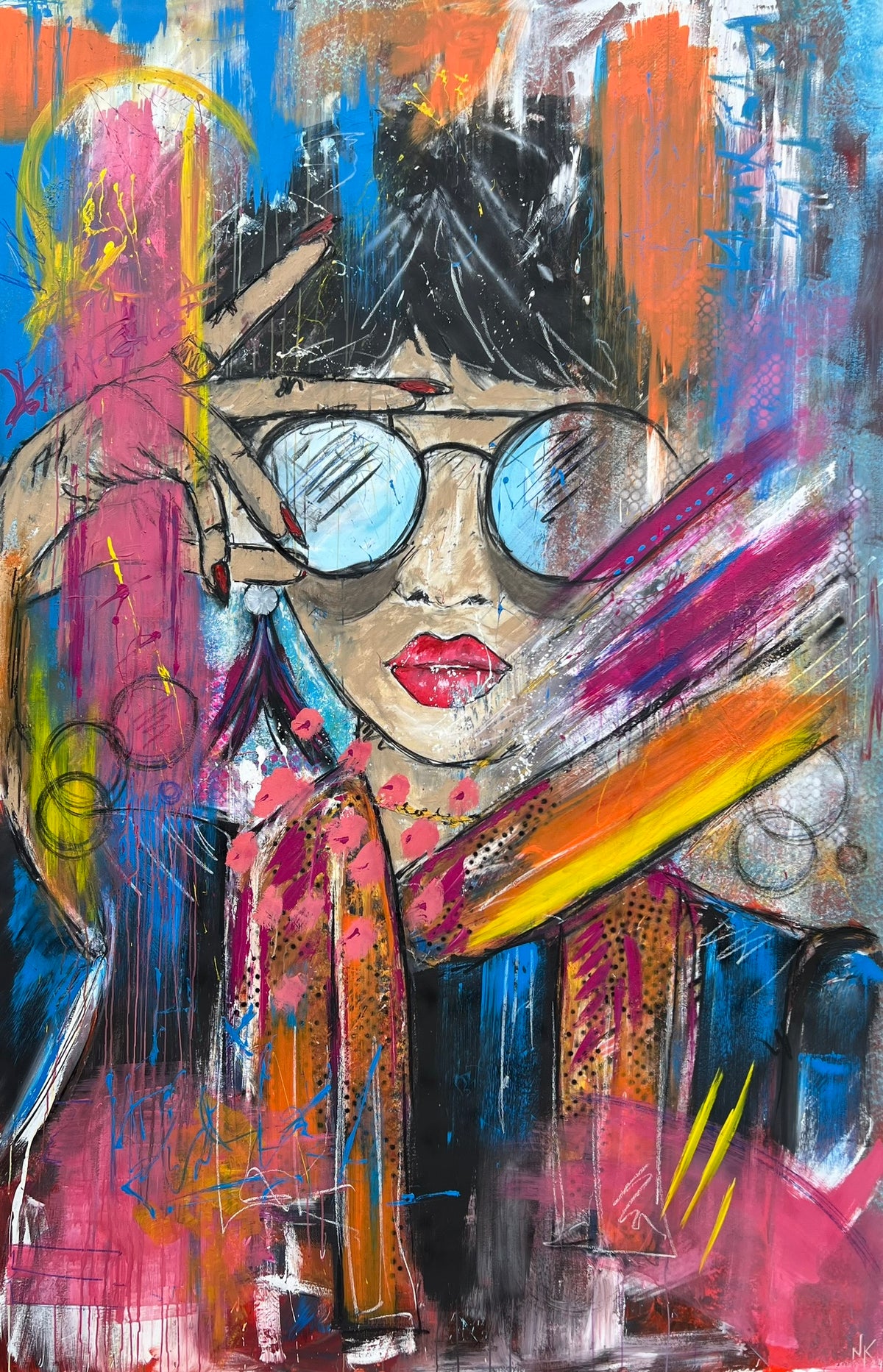 Sunglasses, Originalbild von Noah Kaufmann: Frau mit runder blauer Sonnenbrille