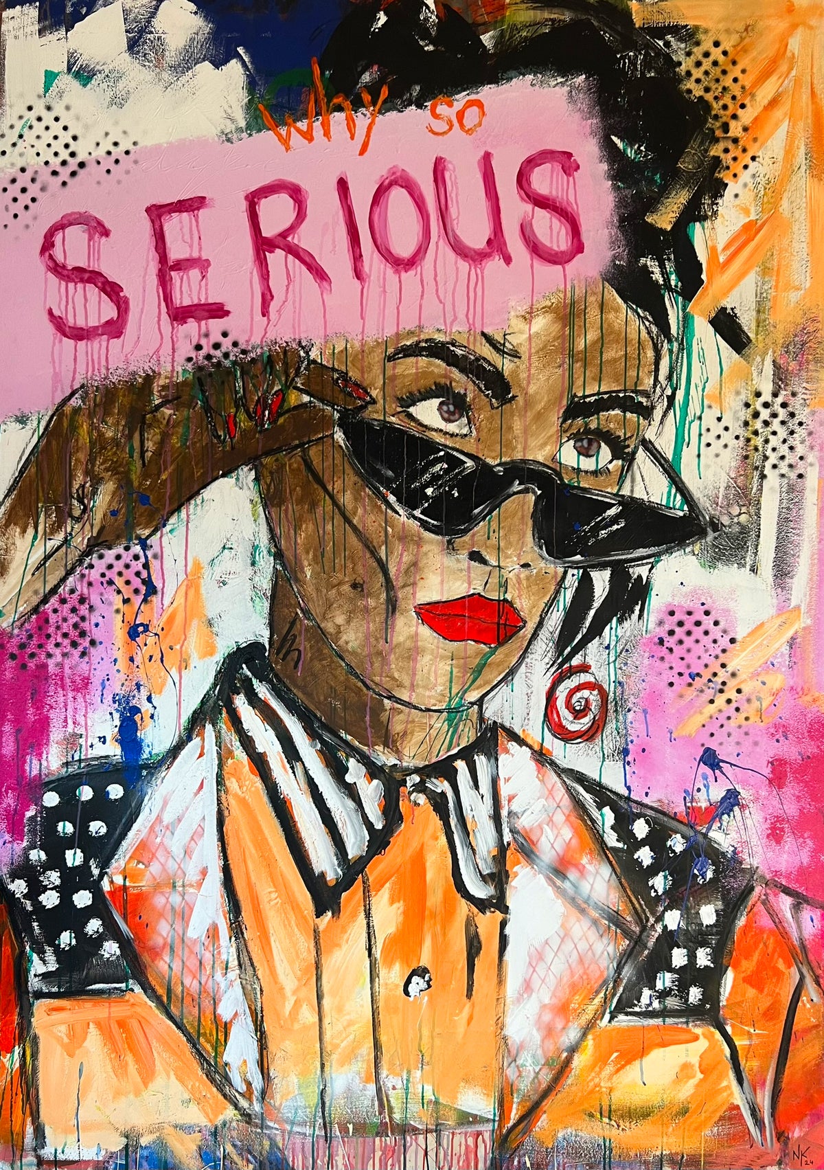 Why so serious, Originalbild von Noah Kaufmann: Frau mit Cat-Eye-Sonnenbrille und Nietenjacke
