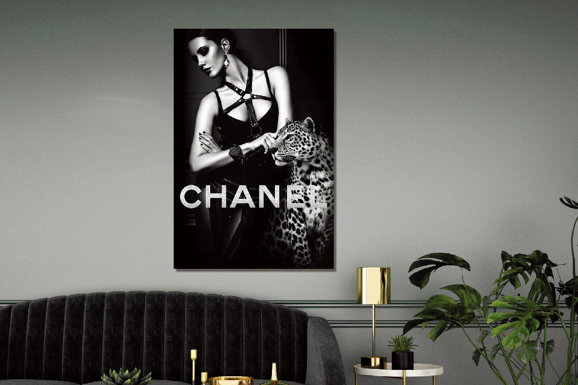 Glasbild «Frau mit Panther» 80 × 120 cm – Ansicht 2