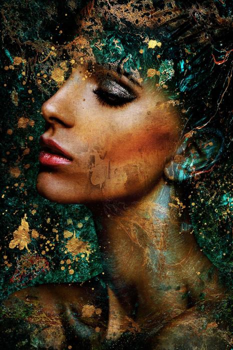 Glasschilderij 80x120cm Vrouw met goud-groene verf