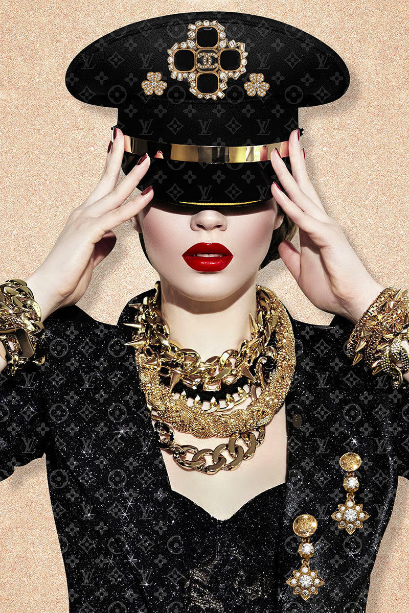 Glasschilderij 80x120cm Vrouw in zwart met gouden sierraden