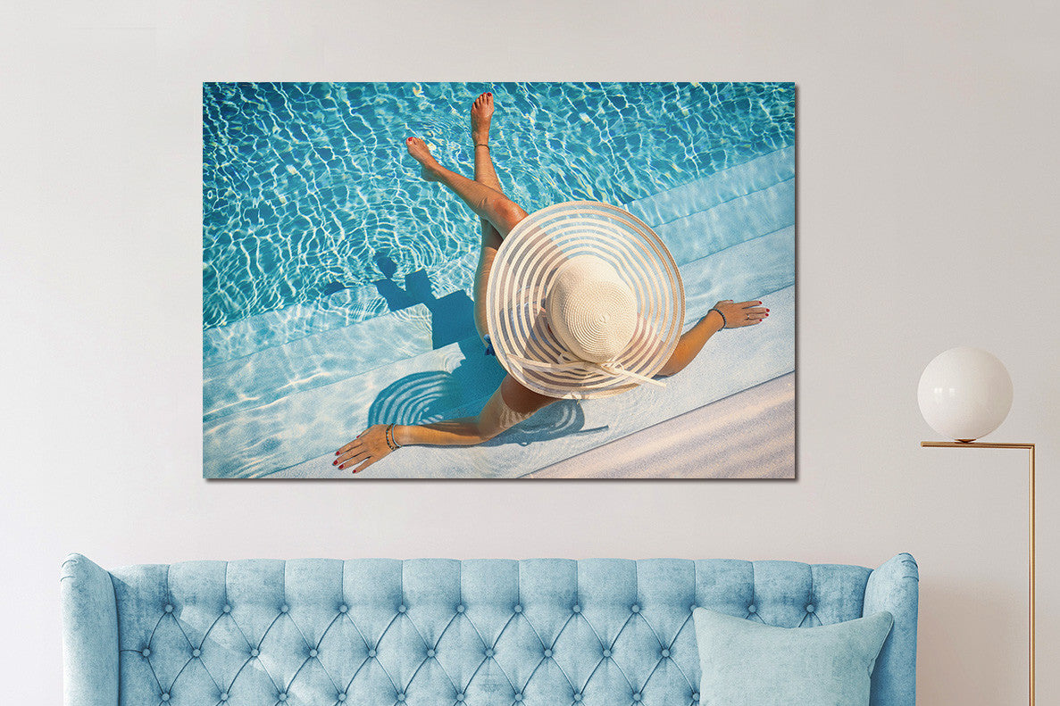 Glasbild 120x80cm Frau mit Hut im Schwimmbad