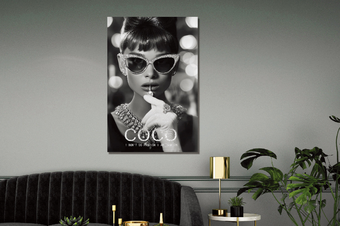 Glasbild «Frau mit Lippenstift» 80 × 120 cm – Ansicht 2