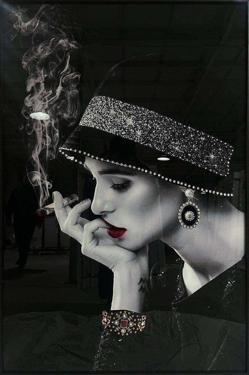 Glasschilderij met kristallen en lijst 80x120cm Rokende vrouw