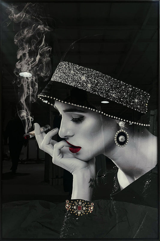 Glasschilderij met kristallen en lijst 80x120cm Rokende vrouw