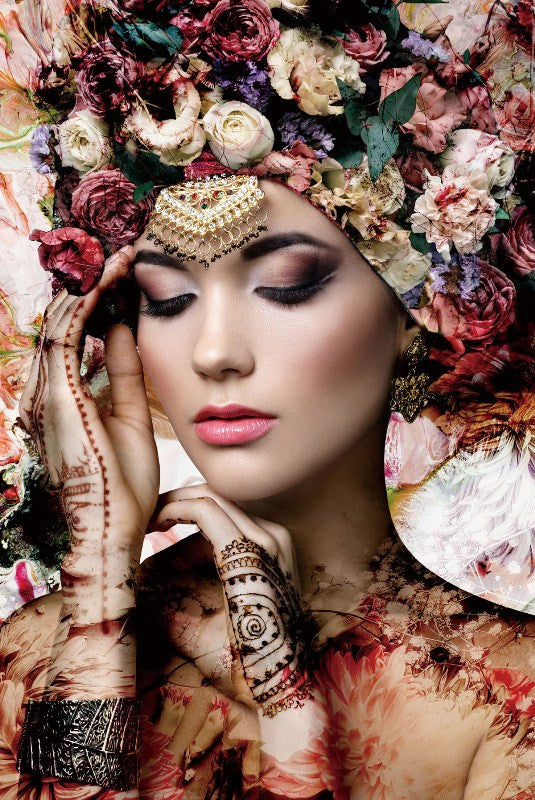 Glasschilderij 80x120cm Artistieke vrouw met bloemen