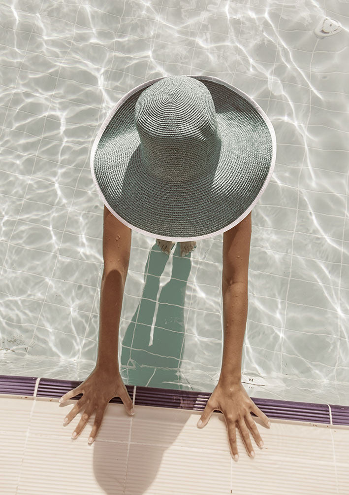 Glasbild «Im Schwimmbad» 120 × 80 cm – 3D-Relief